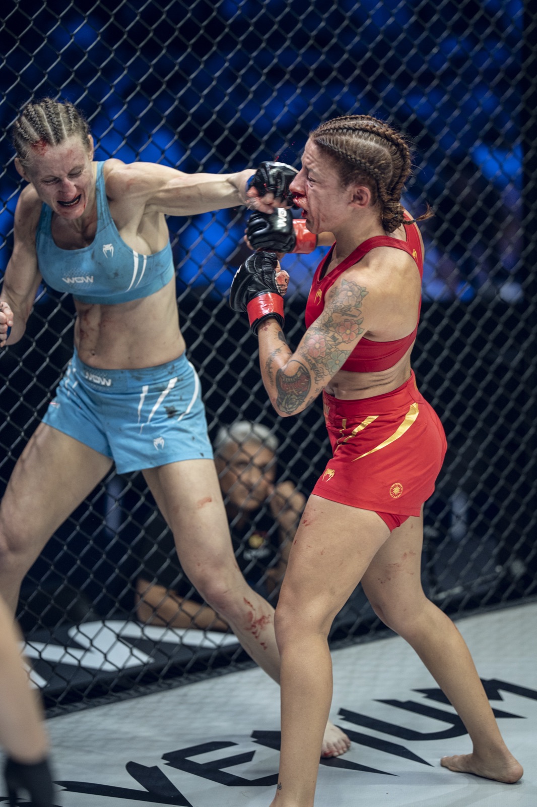 Sara viéitez golpea a hanna palmqvist contra la jaula en wow 32