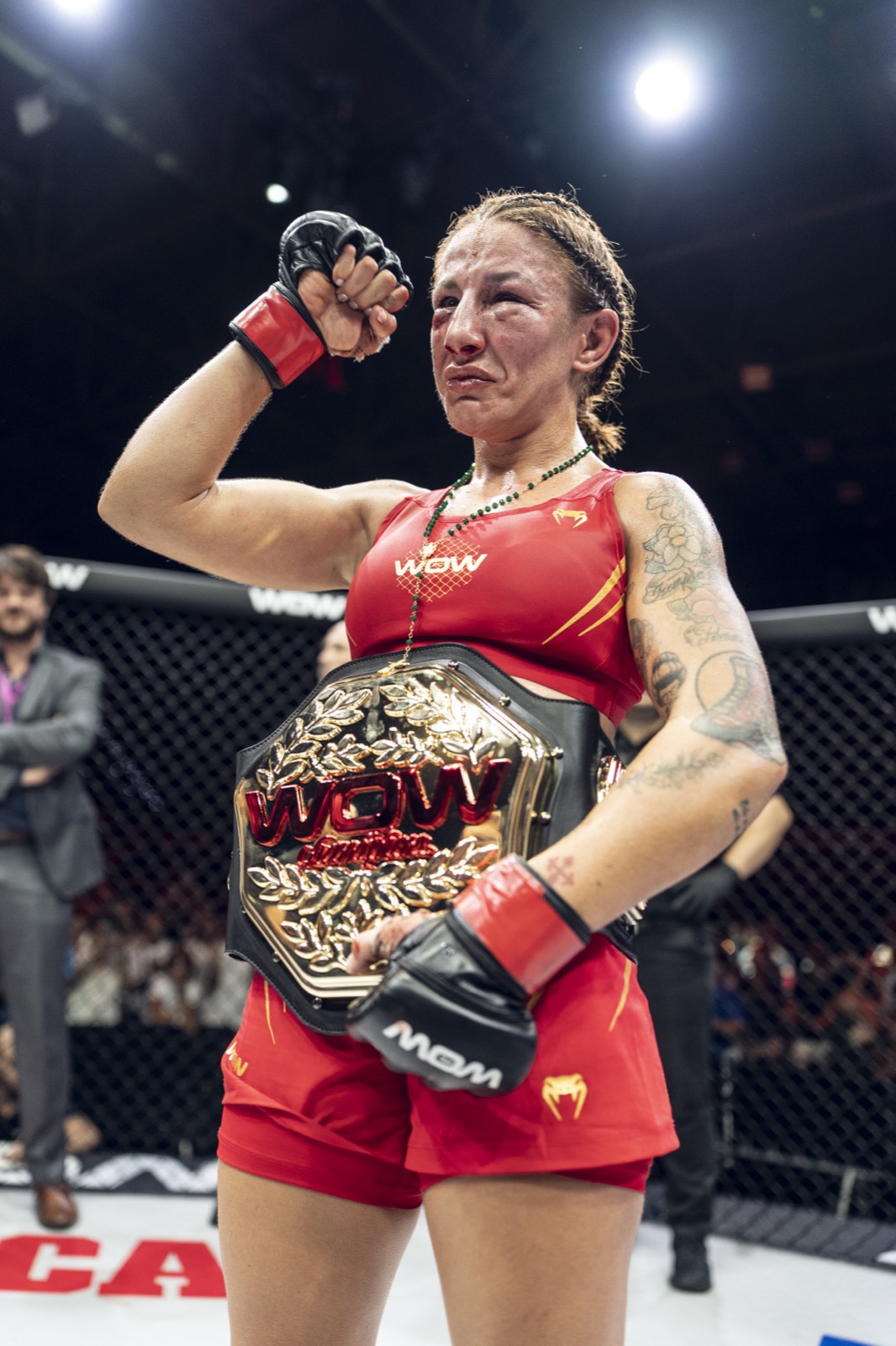 Sara viéitez levanta el puño con el cinturón de campeona de wow