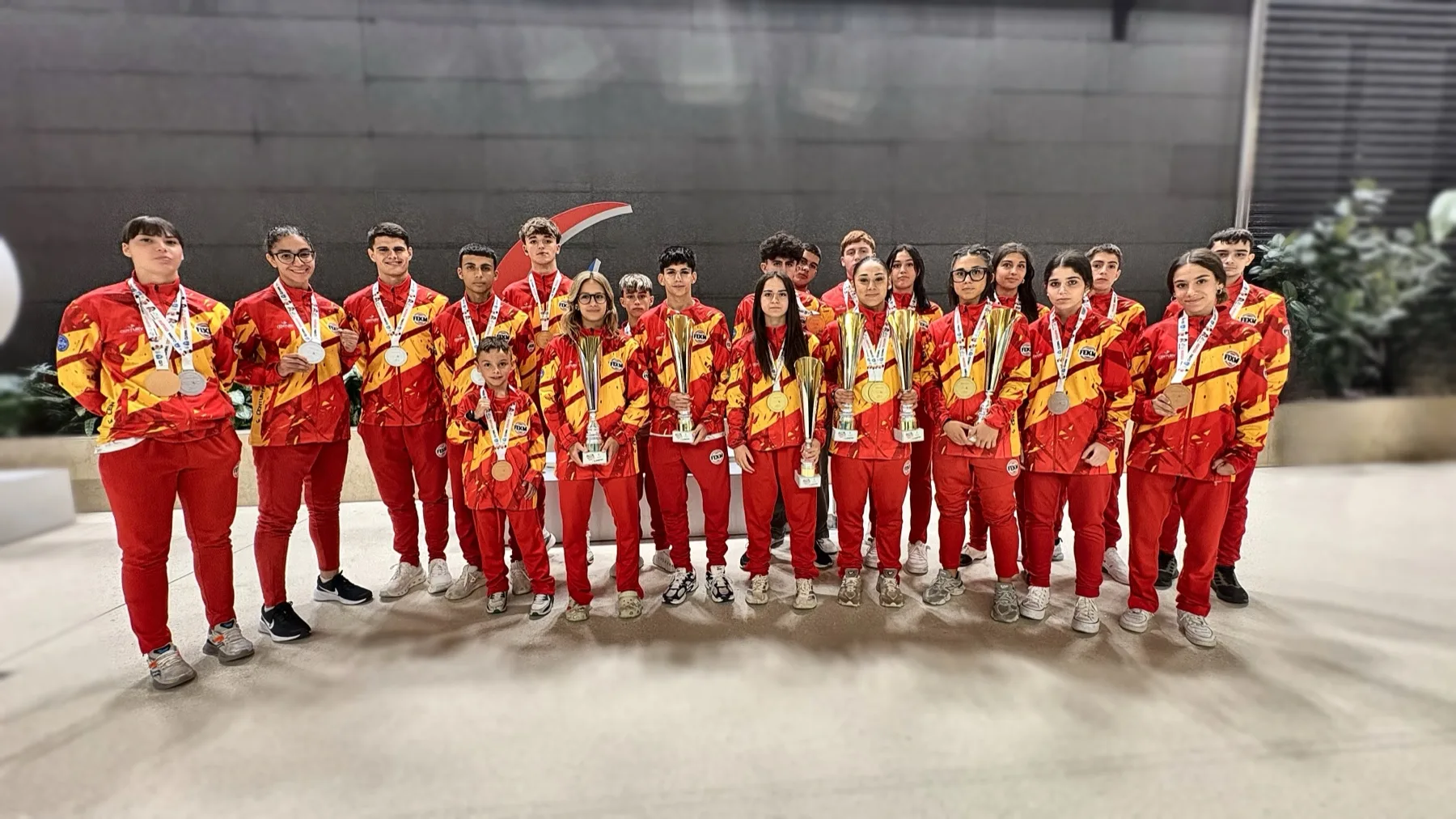 Medallistas de la selección española de kickboxing con sus medallas y trofeos en el mundial júnior de jesolo 2026