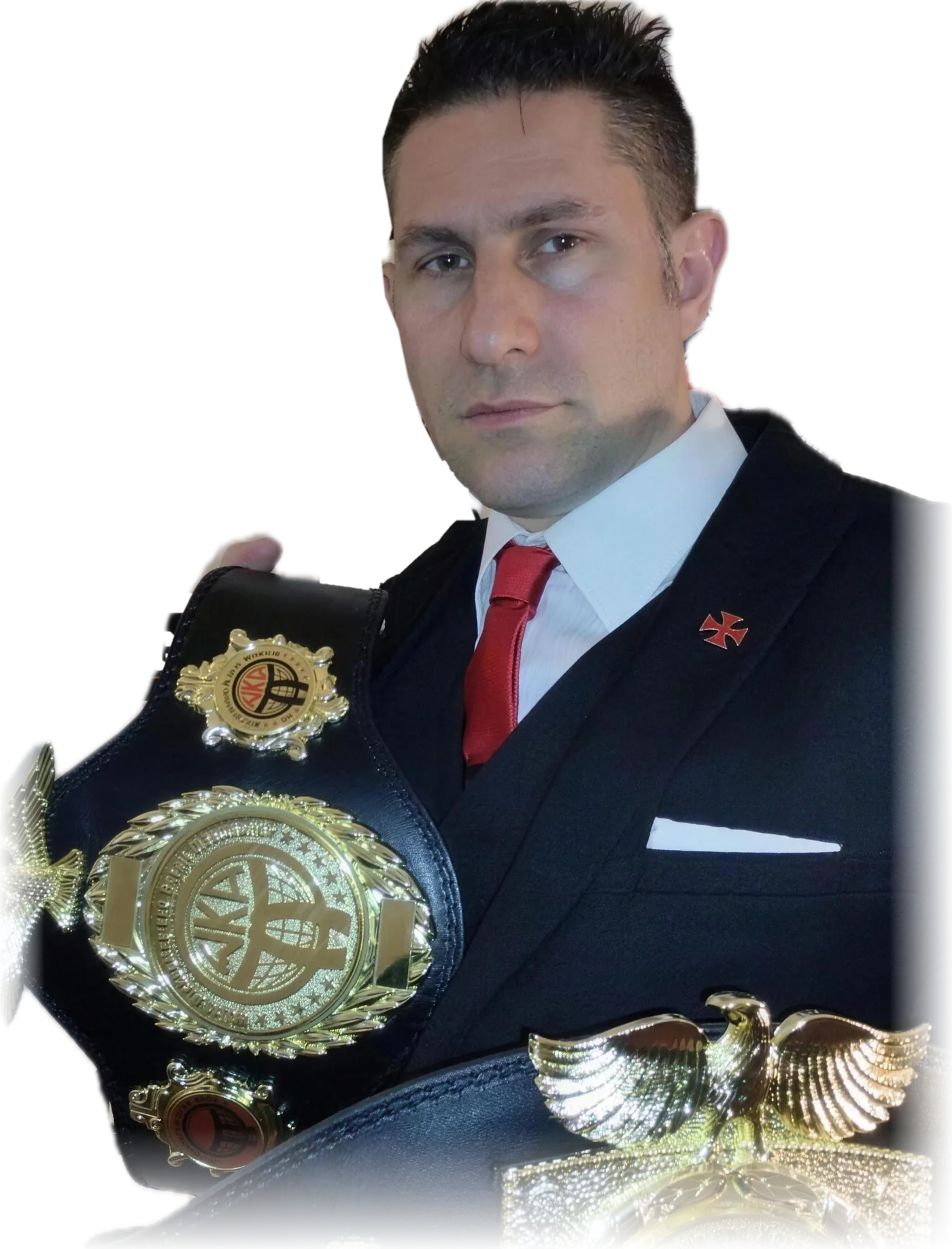 Antonio ricobaldi, presidente de wka españa, con traje y corbata roja sosteniendo cinturones de campeón wka