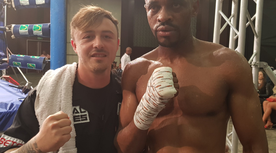 Emmany Kalombo detiene a Shiva Thakran en Sudáfrica, Deejay Kriel regresa con una victoria